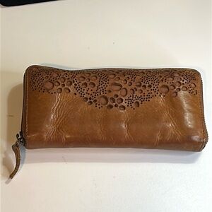 BROWN CUTOUT DESIGN SOFT SQUISHY LEATHER WALLET